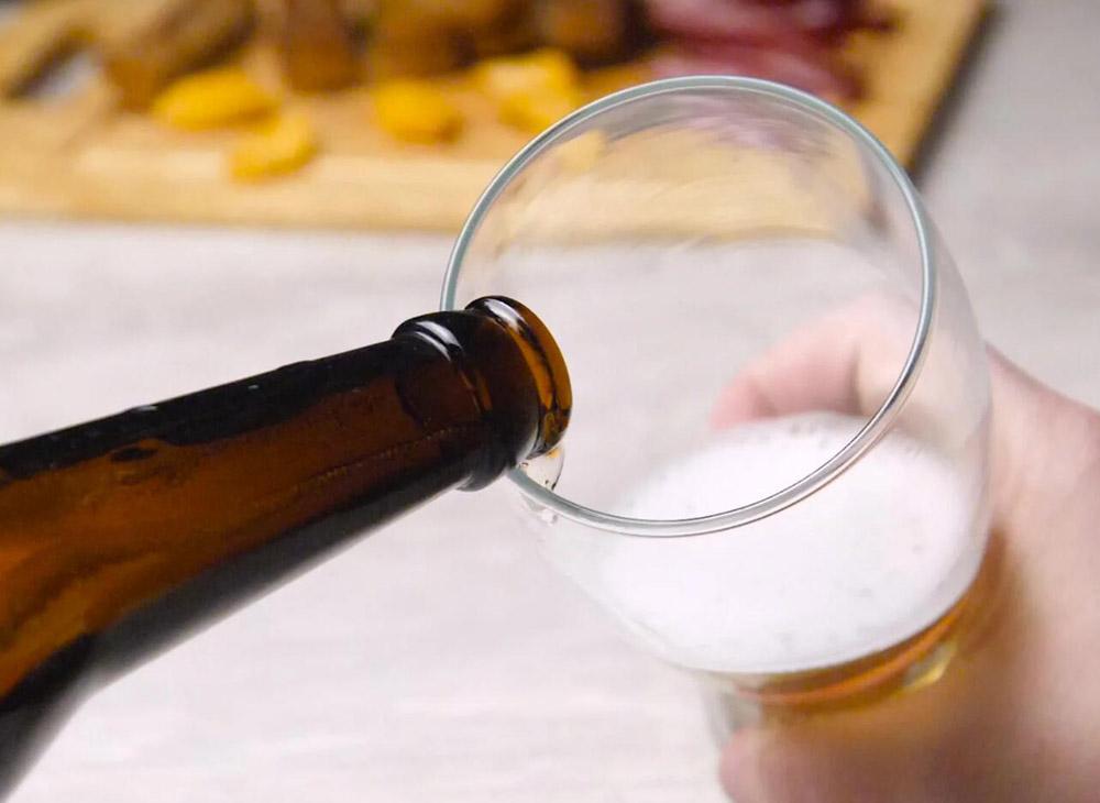 <b>The Correct Way To Pour A Beer Out Of A Bottle Or Can</b>
